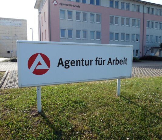 Mehr Stellen, aber auch mehr Arbeitslose: Juli-Arbeitsmarkt im Kreis Lippe