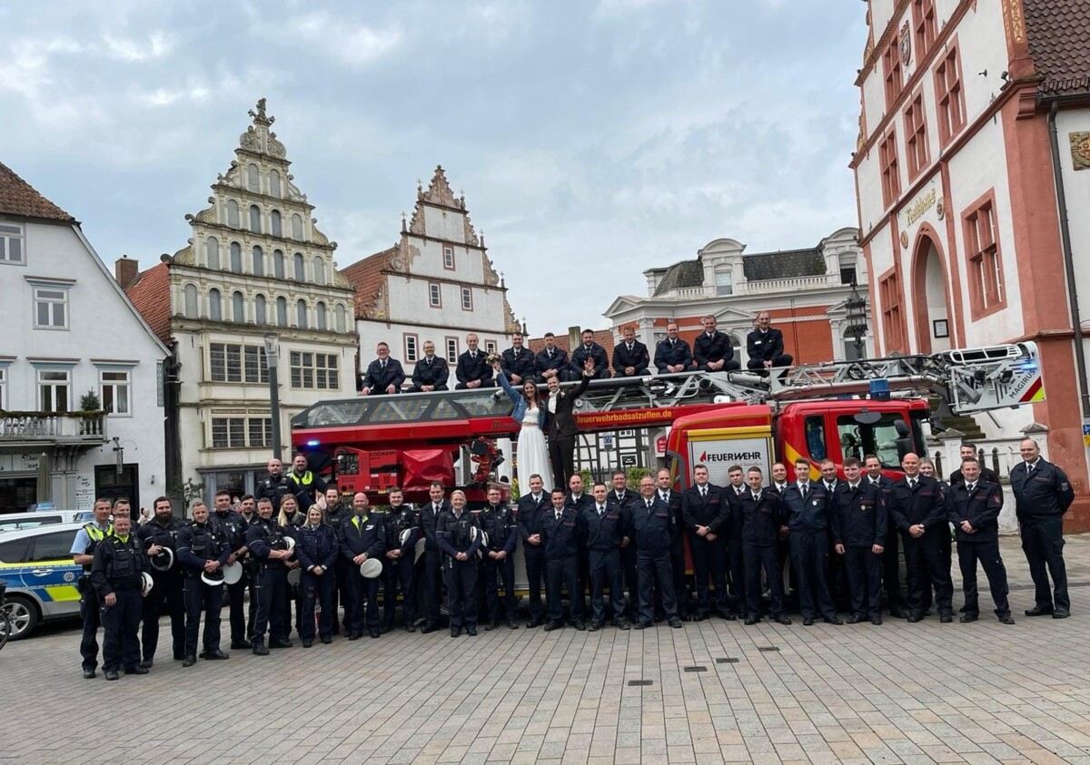 Jawort In Bad Salzuflen: Polizistin Lucile Und Feuerwehrmann Michael ...