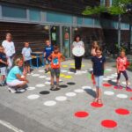 Ferienbetreuung der OGS-Knetterheide baut XXL-„Mensch ärgere Dich nicht“