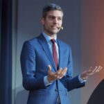 „Sparkassen-Finanzforum“ in Lemgo: Tagesthemen-Moderator Ingo Zamperoni begeistert Zuschauer