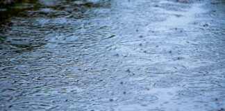 Verkehrsbehinderung nach schwerem Unwetter in Herford: Gaußstraße überschwemmt
