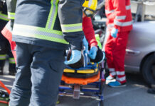 Schwerer Unfall in Dörentrup: Lkw-Fahrer kollidiert mit Baum
