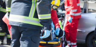 Schwerer Unfall in Dörentrup: Lkw-Fahrer kollidiert mit Baum