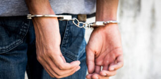 Dreister Diebstahlversuch in Detmold: Mann mit Messer klaut Wodka und Schoko