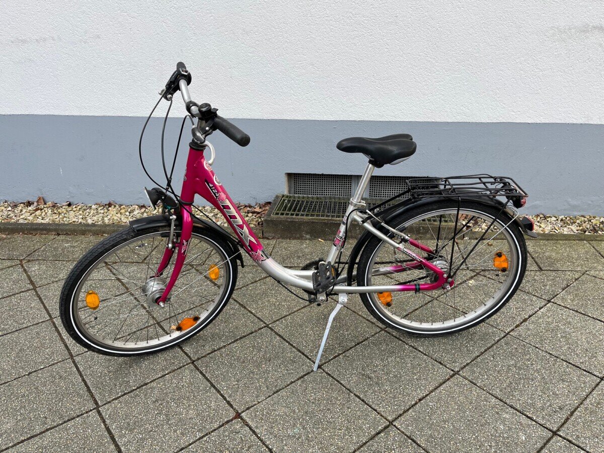 10-Jährige Radfahrerin in Lage bei Sturz schwer verletzt