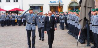 Festakt auf Lemgoer Marktplatz: 120 Soldaten aus Augustdorf legen Eid ab