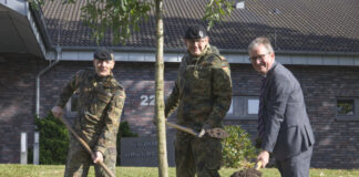 Symbol der Verbundenheit: Bundeswehrstandort Augustdorf und Stadt Paderborn pflanzen Baum