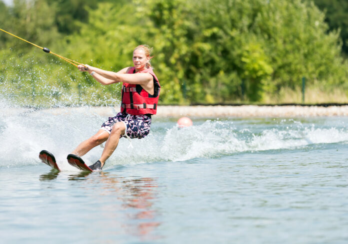 Schöne Frau beim Wassersport