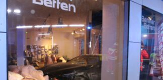 Verkehrsunfall in Minden: Fahrzeug kracht in Bettengeschäft
