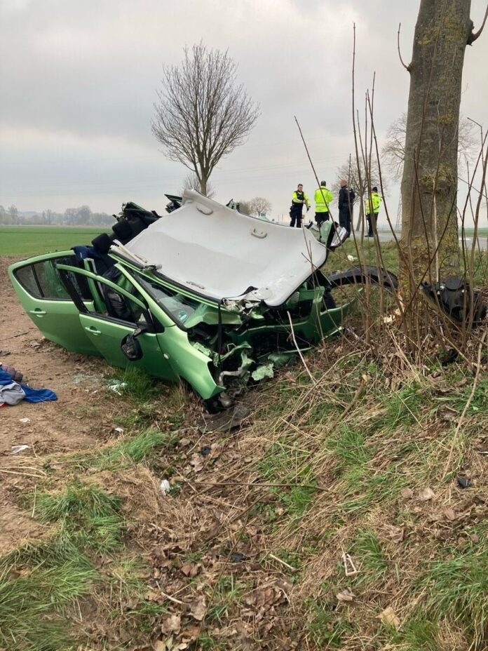 Beide Insassen erlitten schwere Verletzungen.