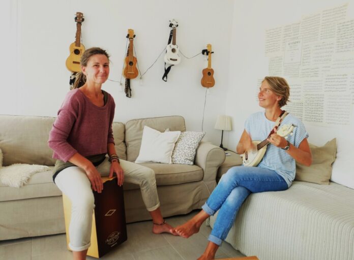 Das Duo a.mie viel unterwegs mit Cajon und Ukulele