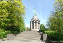 LWZ-Aprilscherz: Keine Rutsche am Hermannsdenkmal
