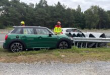 Schwerer Unfall auf A33-Parkplatz: Oerlinghauserin kollidiert mit Fahrbahnteiler