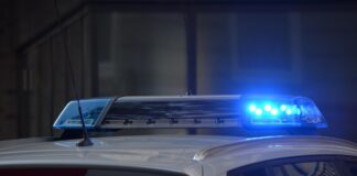 Schwerer Unfall in Emmerthal: Autofahrer kollidiert mit Baum und überschlägt sich