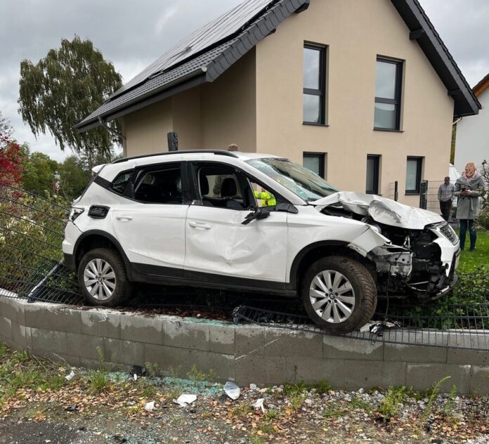 Fahrer und Beifahrer verletzten sich bei dem Unfall schwer.