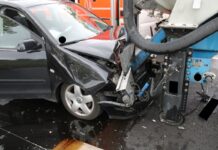 Schwerer Unfall auf B239 in Espelkamp: Autofahrerin crasht in Lkw