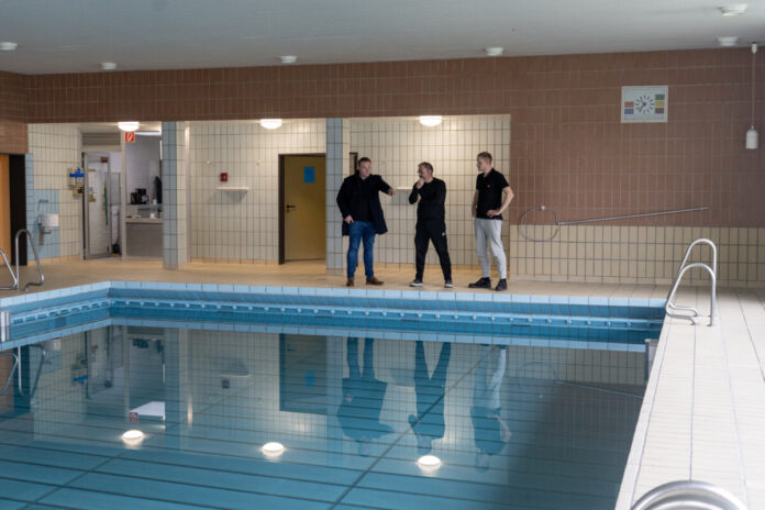 073 Schwimmhalle im Schulzentrum ab Montag wieder in Betrieb - Ruttner, Krierke, Albert