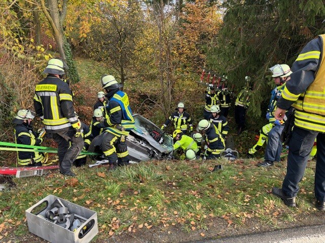 Schwerer Unfall in Lemgo – Fahrer im Auto eingeklemmt – Feuerwehr rettet