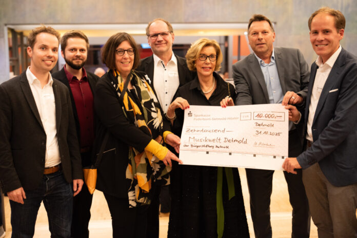 Foto Spendenübergabe Haberbeck-Stiftung MusikWelt Detmold