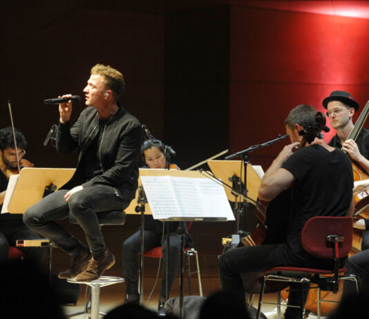 Detmold: Kabarettistin Frieda Braun und Sänger Joris kommen 2026 in die Stadthalle