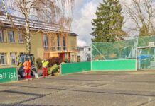 Gepflegtes Grün: Tommi Schmitt spendet Grundschule Hiddesen neuen Rasen