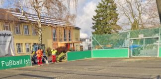 Gepflegtes Grün: Tommi Schmitt spendet Grundschule Hiddesen neuen Rasen