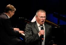 „Alle Jahre Lieder“: Ingo Dickewied im Detmolder Sommertheater