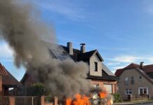 Minden: Auto fängt während der Fahrt Feuer