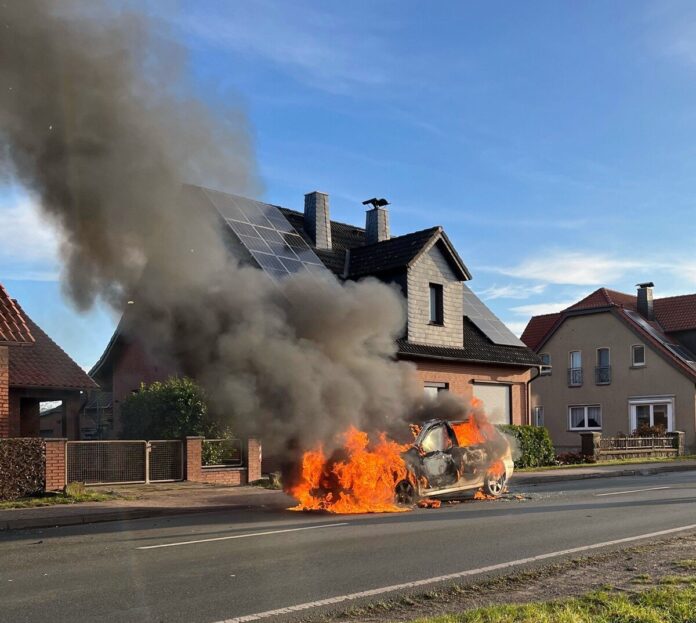Der Skoda brannte bei dem Feuer komplett aus.Foto: Polizei Minden-Lübbecke
