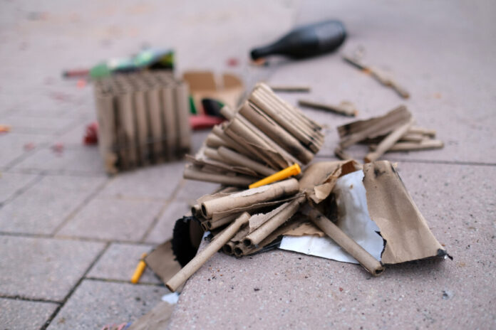 Reste von Silvester-Feuerwerk am Neujahrstag an Platz - Stockfoto