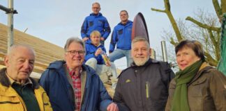 Rätselhafter Flaschenfund: Entdeckung bei Dachsanierung am Lemgoer Schützenhaus