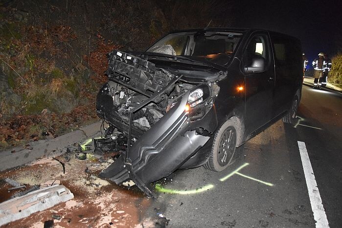 Missglücktes Überholmanöver verursacht Unfall hinter Horn – ein Fahrer schwer verletzt