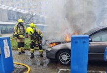 Pkw-Brand in Detmold: Feuerwehr löscht Opel in Leopoldstraße