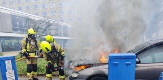 Pkw-Brand in Detmold: Feuerwehr löscht Opel in Leopoldstraße
