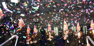 Feuerwerk zur Sessionseröffnung: Karnevalsparty in Hohenhausen