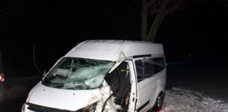 Schwerer Unfall bei Petershagen: Autofahrer prallt alkoholisiert gegen Baum