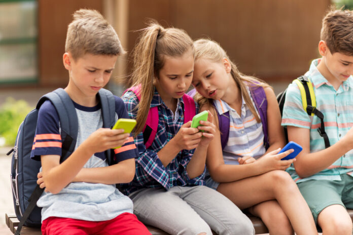 elementary school students with smartphones