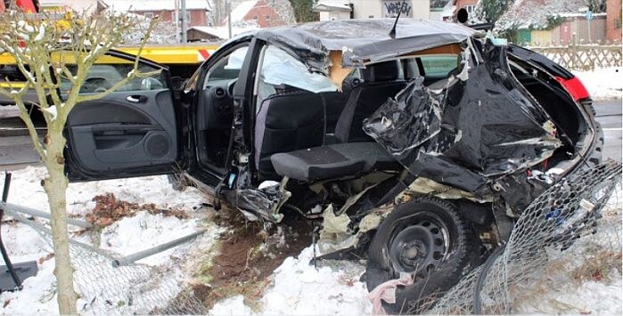 Autofahrer umfährt herunter gelassene Halbschranken und verursacht einen Crash