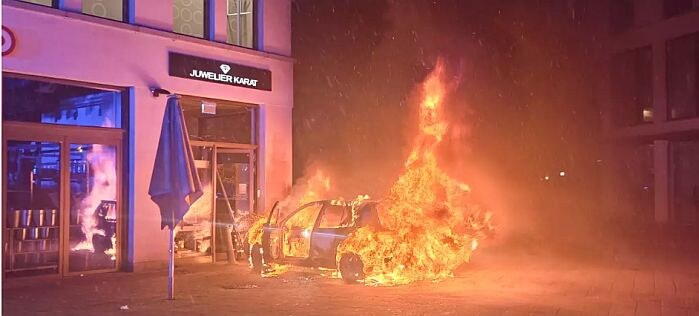 Detmolder Juwelenraub wie in einem Hollywood-Blockbuster – Fluchtauto in Flammen