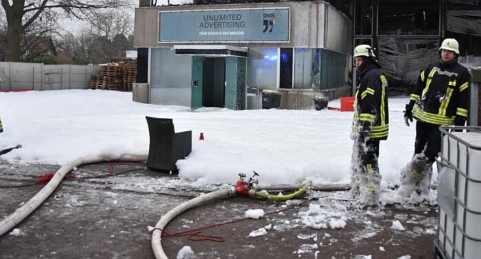 Feuerinferno in Minden: Flammen verwüsten Lagerhalle und Werkstatt