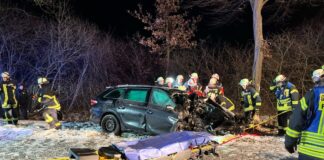 Schwerer Unfall in Petershagen: Autofahrer prallt gegen zwei Bäume
