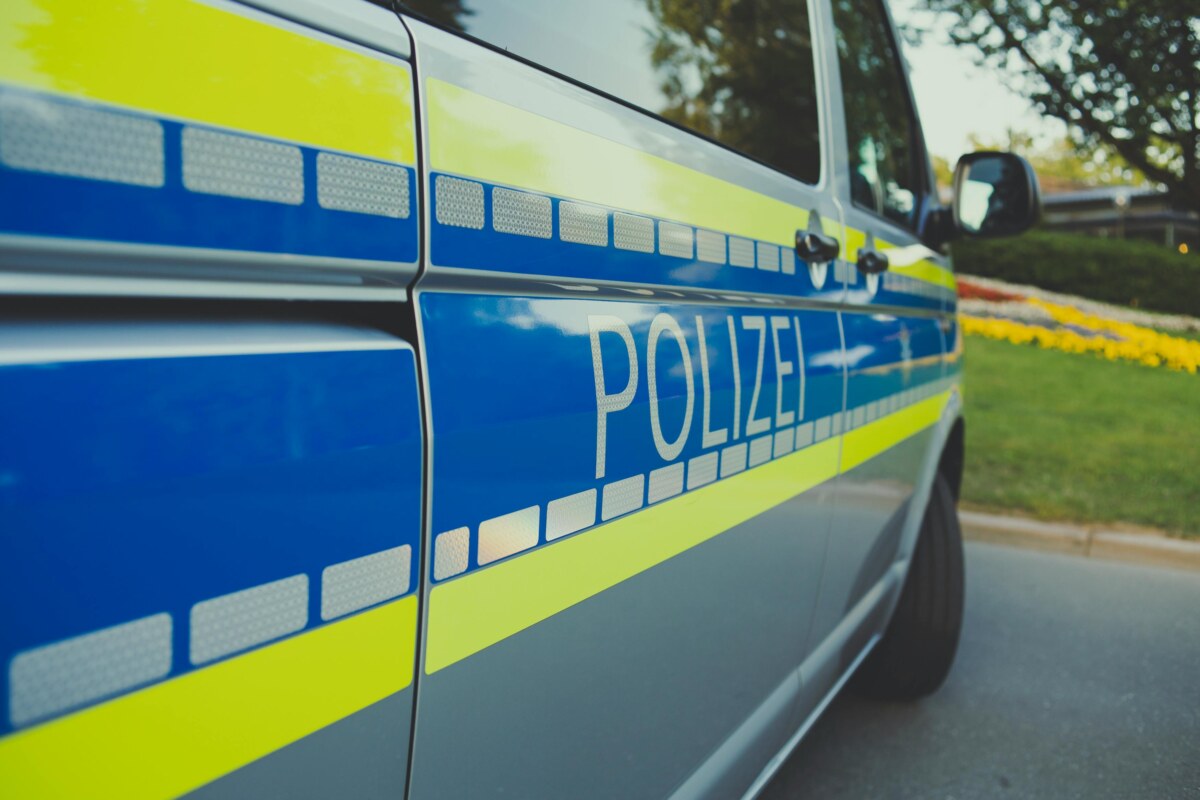 66-jährige Frau zerstört bei ihrer Unfallflucht mehrere Streifenwagen der Polizei