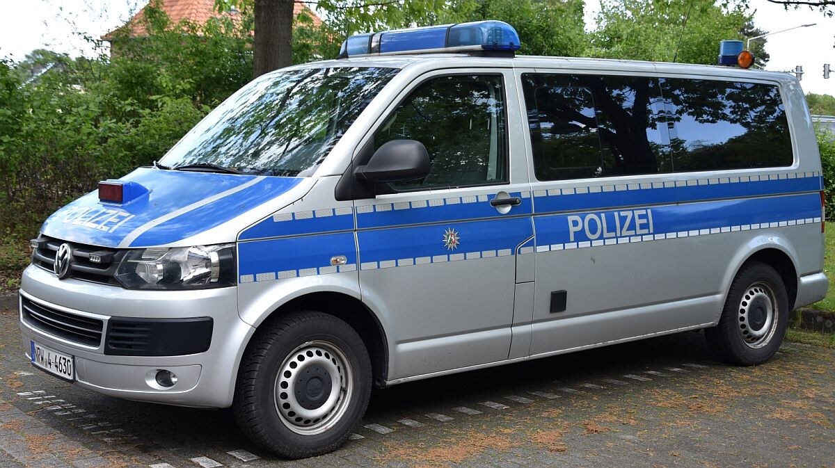 66-jährige Frau zerstört bei ihrer Unfallflucht mehrere Streifenwagen der Polizei