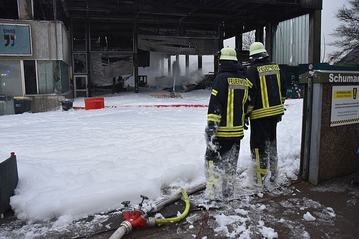 Feuerinferno in Minden: Flammen verwüsten Lagerhalle und Werkstatt