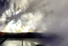 Carportbrand in Lage: Flammen verschlingen Ford