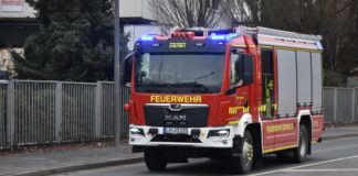 Einsatz bei Jowat in Detmold: Feuerwehr rückt nach Verpuffung auf Werksgelände an
