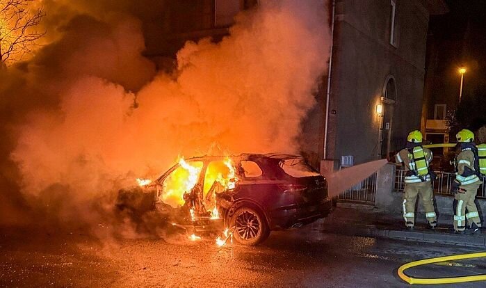 Feuerteufel zündet in Detmold ein an der Straße geparktes Auto an