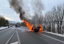 Plötzliche Rauchentwicklung: Flammeninferno auf L 837 bei Warburg