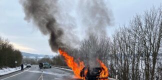 Plötzliche Rauchentwicklung: Flammeninferno auf L 837 bei Warburg