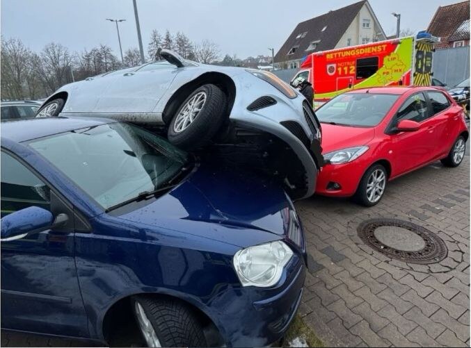 Mehr Auto als Parkplatz: Fahrer verwechselt in Horn-Bad Meinberg Gas- und Bremspedal